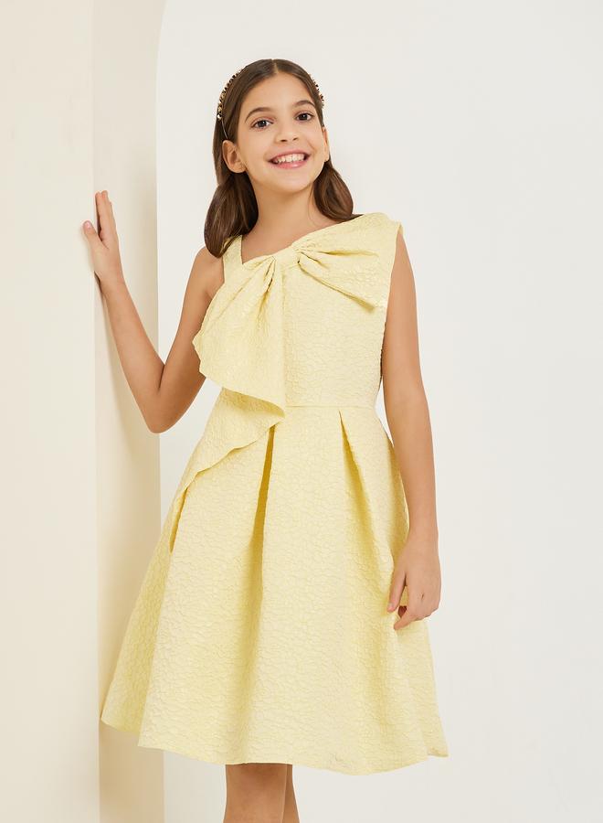 Styli Girls Yellow Sleeveless Pleated Dress with Bow Detail - Image 1